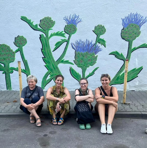 Cztery kobiety robiące graffiti 