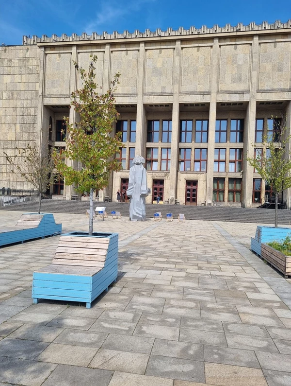 Kopia wileńskiego pomnika Adama Mickiewicza stojąca przed wejściem do Gmachu Głównego Muzeum Narodowego w Krakowie